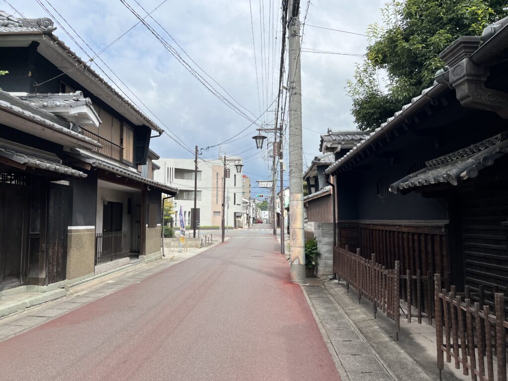 ▲三田本町駅から西に伸びる本町通